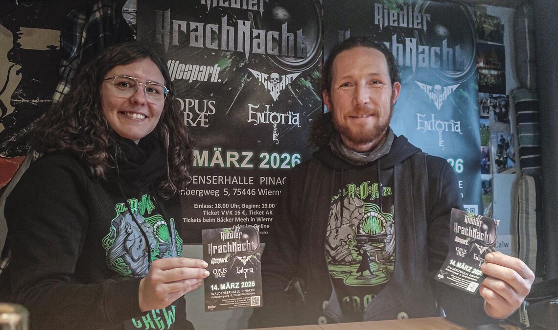 Janis Baesgen und Jeanine Schneider von den Riedlern fiebern der „Krach Nacht“ in der Waldenserhalle entgegen. Foto: Deeg