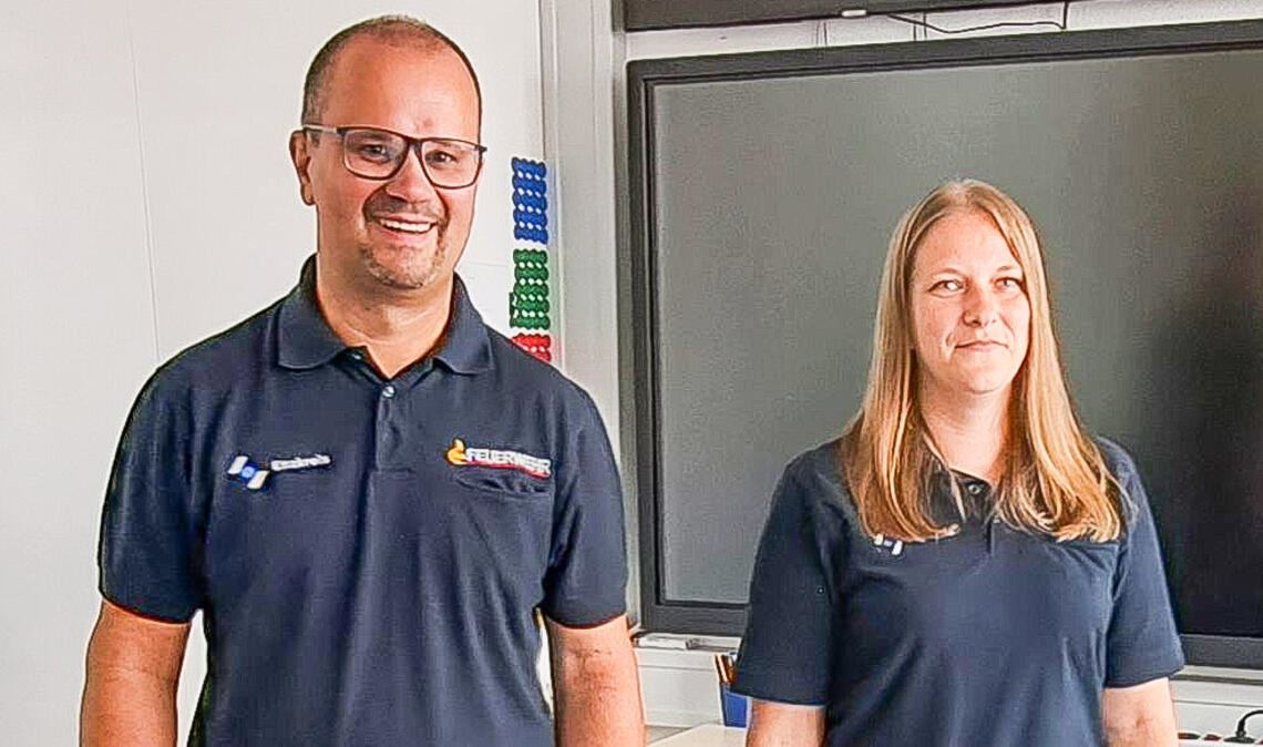 Janna Dukat, die Sachbearbeiterin für den Bevölkerungsschutz im Landratsamt Enzkreis, und Kreisbrandmeister Carsten Sorg vor den zahlreichen Zuwendungsbescheiden, die an die Kommunen im Enzkreis verschickt wurden. Foto: Enzkreis/Thümmel