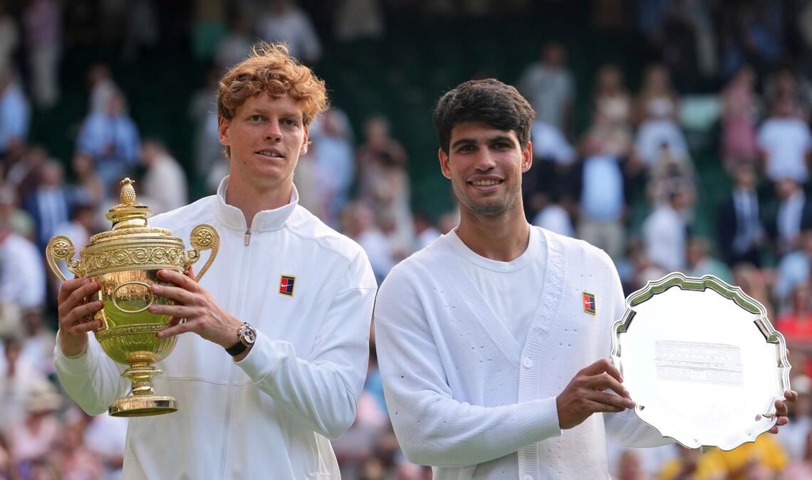 Jannik Sinner (l) möchte seinen Titel verteidigen, Carlos Alcaraz fehlt verletzt. (Archivbild)