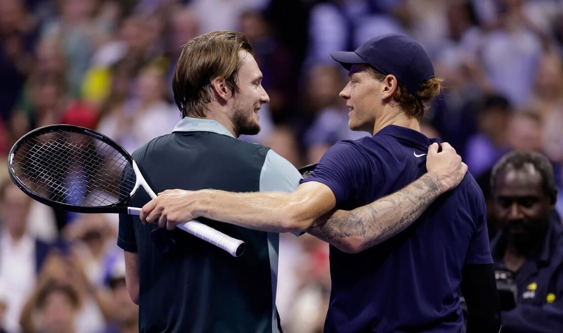 Jannik Sinner (r) erinnert Alexander Bublik (l) an einen "KI-generierten Spieler".