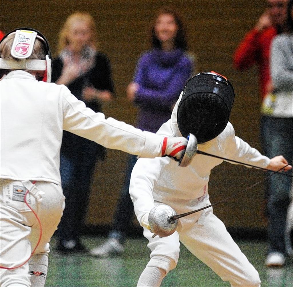 Jannis Ganzloser (li., Ditzingen) und Daniel Wilczek (Backnang) beharken sich im Degen-Wettbewerb der Schüler 2004. 