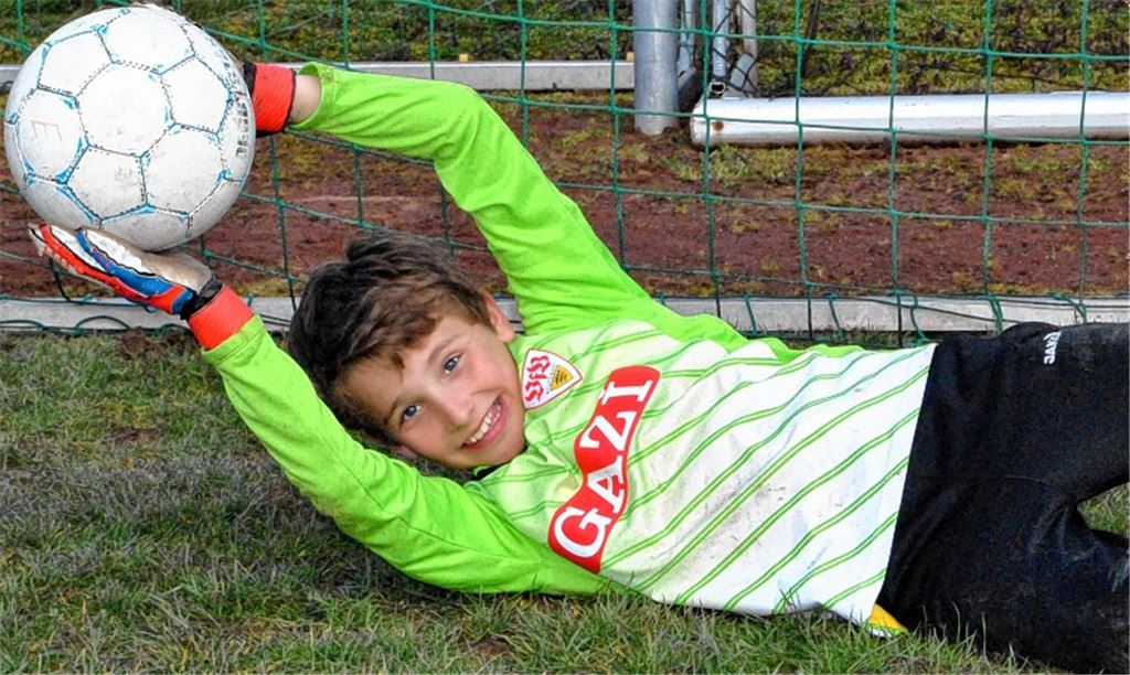 Jannis Straub vom FV Lienzingen träumt von einer Karriere als Fußballprofi – aber nicht bei jedem Verein. Foto: Stahlfeld