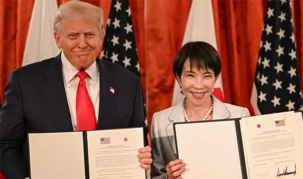 Japans Premierministerin Sanae Takaichi (R) und US-Präsident Donald Trump präsentieren das Abkommen.