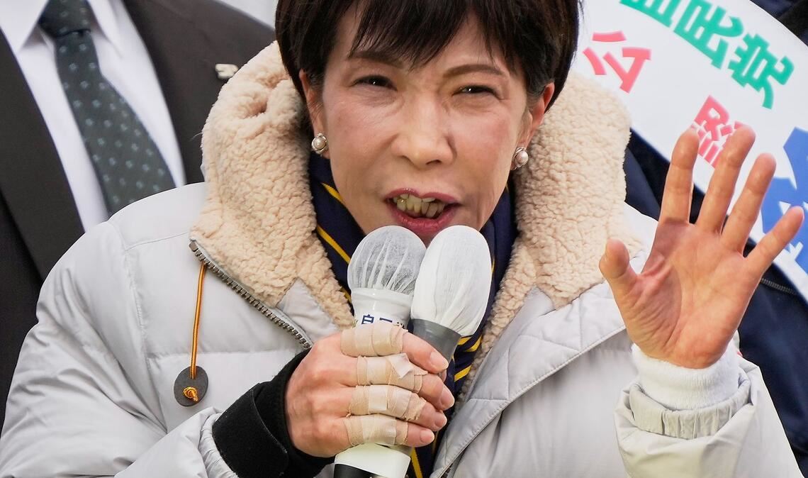 Japans neue Regierungschefin Takaichi hat einen haushohen Wahlsieg errungen.