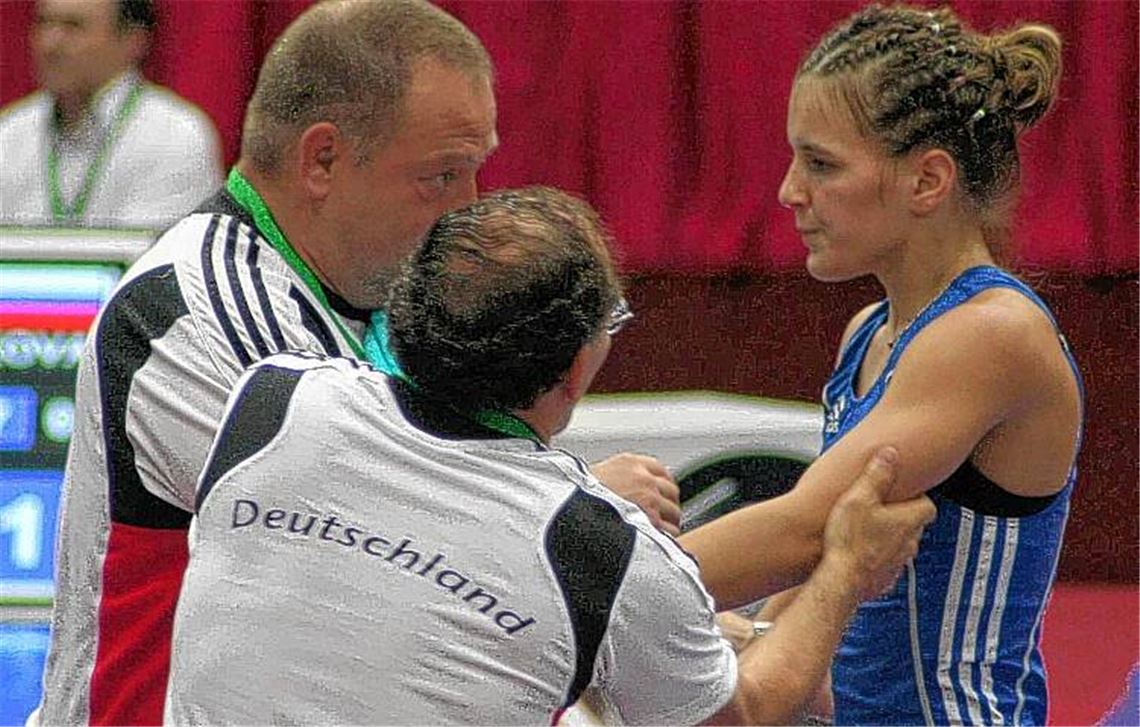 Jaqueline Schellin berät sich mit ihren Trainern und findet im Kampf um Bronze die richtige Strategie. Foto: Richter