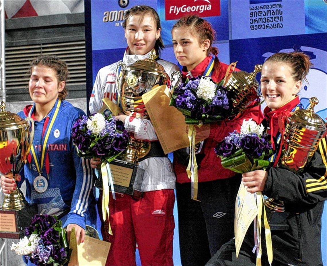 Jaqueline Schellin (re.) ist bei der Siegerehrung überglücklich: Zum zweiten Mal in Folge holt sie bei der EM Bronze. Foto: Richter