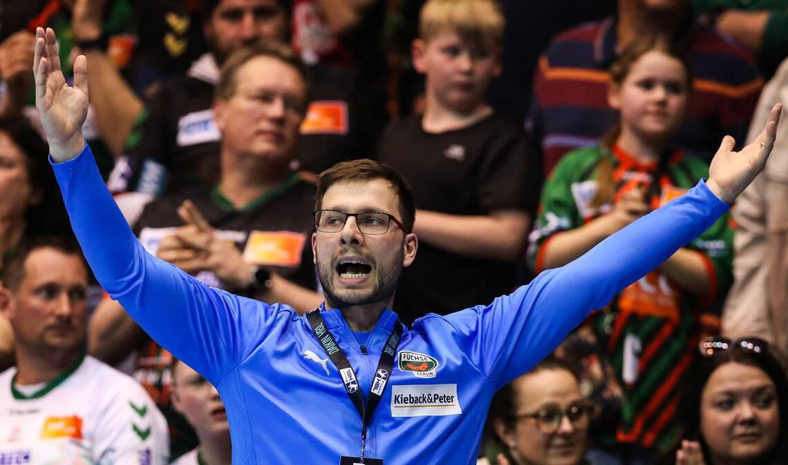 Jaron Siewert (Füchse Berlin, 31 Jahre alt): Siewert beendete mit nur 20 Jahren seine aktive Karriere, um Trainer zu werden – heute ist er der erste Meistermacher der Füchse Berlin. 2023 holte er mit seinem Team die EHF European League, 2025 dann die historische erste Bundesliga-Meisterschaft. Trotz eines Schlaganfalls mit 28 kehrte er schnell zurück und führte die Berliner souverän auf Champions-League-Kurs.