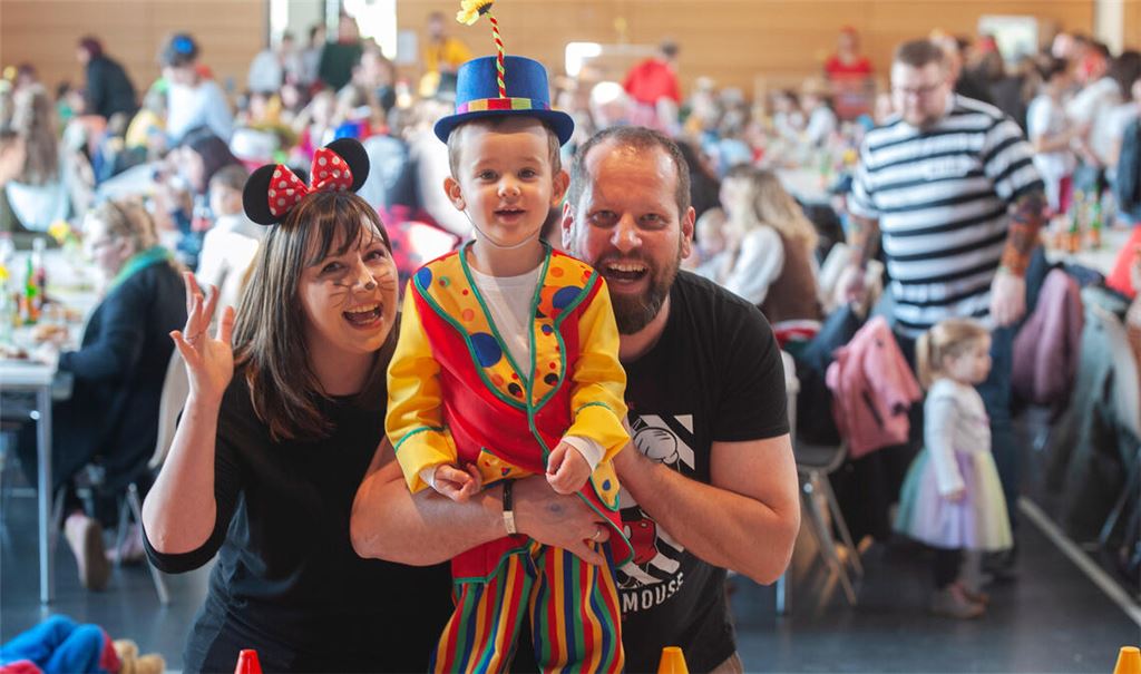 Jasmin, Paul und Markus Wilde (v.li.) feiern den Kinderfasching beim TV Hohenklingen. Foto: Fotomoment