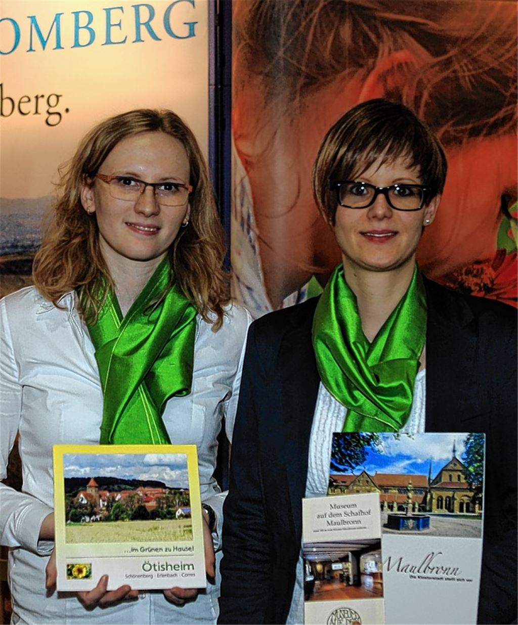 Jasmin Vasari (li.) von der Gemeinde Ötisheim und Daniela Hellwig von der Stadt Maulbronn am Stand des Tourismusverbands Kraichgau-Stromberg auf der Messe CMT.