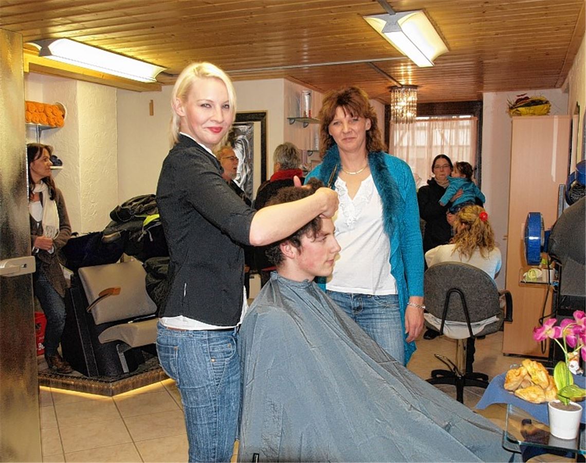Jasmin (li.) und Beate Waschke im Salon an der Lienzinger Kirchenburggasse.