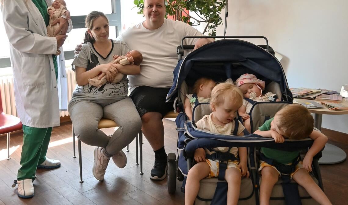 Jasmin und Andreas Rittner aus Fürth haben zum dritten Mal in recht kurzem Abstand Zwillinge bekommen. Auch die älteren Geschwister sind noch ziemlich klein. (Handout)