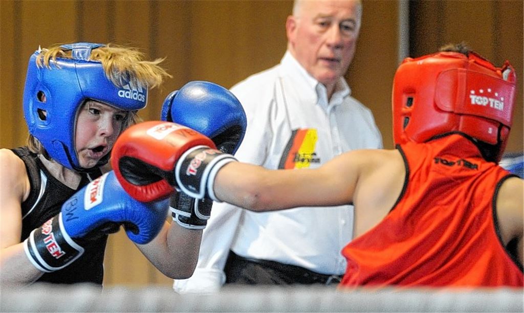 Jason Löwen (li.) vom Boxring 74 Ötisheim hat sich weiterentwickelt. Sein Gegner Mehmet Sor vom KSC Backnang setzt sich allerdings als klarer Favorit durch. Fotos: Fotomoment