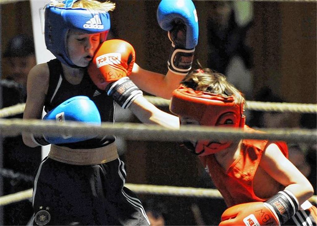 Jason Löwen vom Boxring 74 Ötisheim (in Blau) musste von Sayfulla Büyüksoy viele Schläge einstecken und gab trotzdem nicht auf. Fotos: Fotomoment
