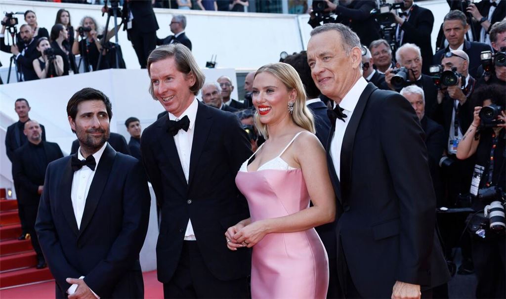 Jason Schwartzman (l-r), Wes Anderson, Scarlett Johansson und Tom Hanks stellen "Asteroid City" in Cannes vor.