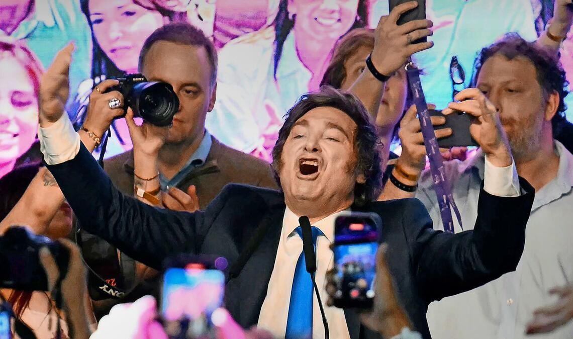 Javier Milei jubelt vor Anhängern in Buenos Aires über das Ergebnis der Parlamentswahl, die seine Partei mit fast 41 Prozent gewonnen hat.