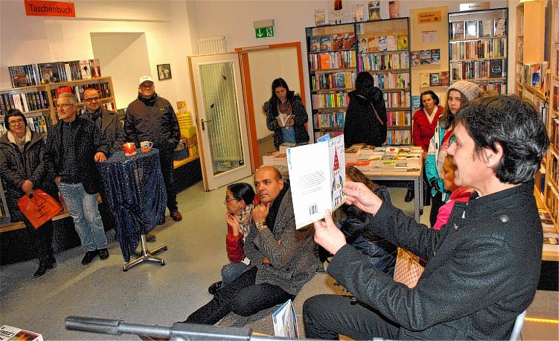 Jay Alexander (Mitte) und Angelika Wetzel (re.) präsentieren das Kinderbuch „Lilu Bambam trifft einen Stern“, das von einer Sechstklässlerin aus Eisingen verfasst wurde.Fotos: Stahlfeld