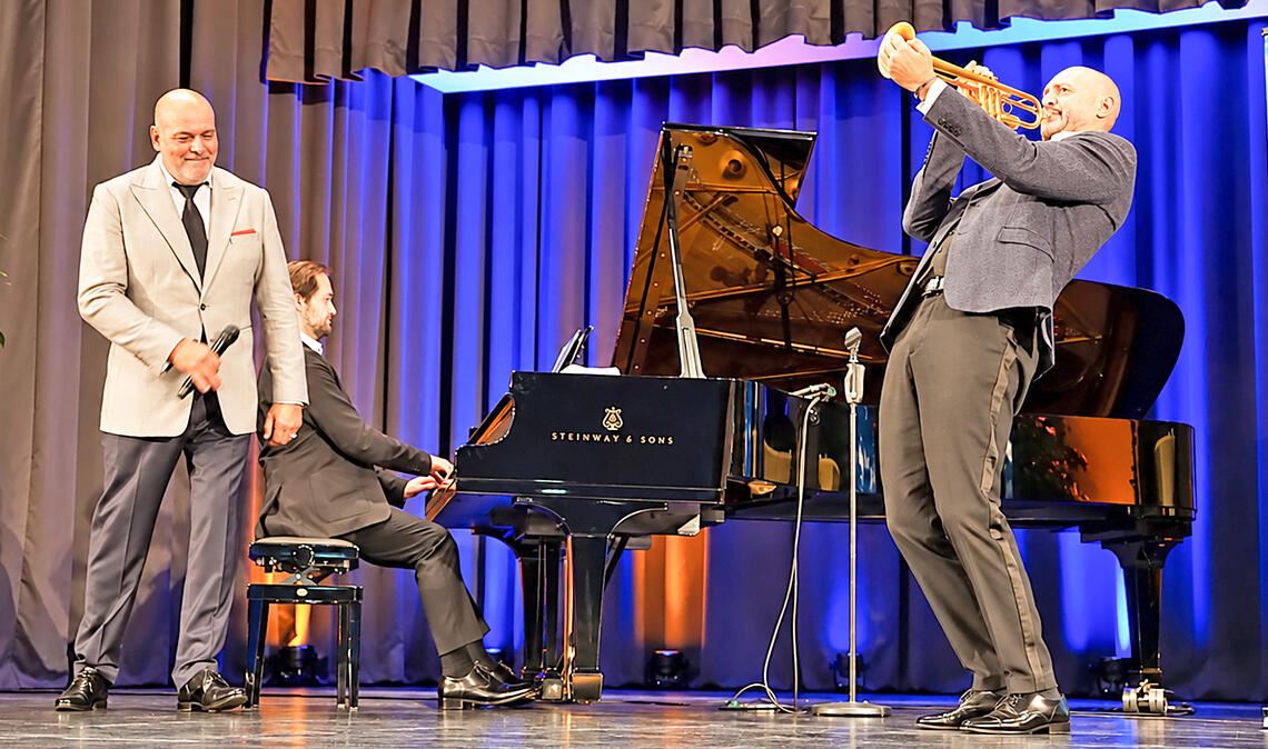 Jay Alexander, Pianist Daniel Salzmann und Trompeter Kevin Pabst unterhalten das Publikum brillant im voll besetzten Uhlandbau in Mühlacker. Fotos: Bastian, huw (1)