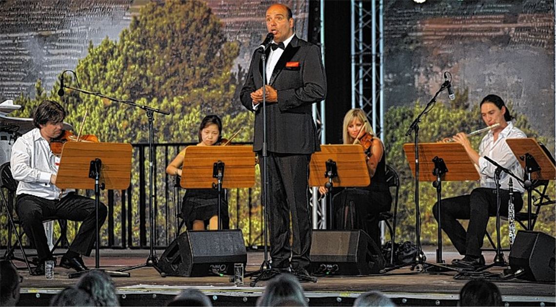 Jay Alexander singt auf der Gartenschau
