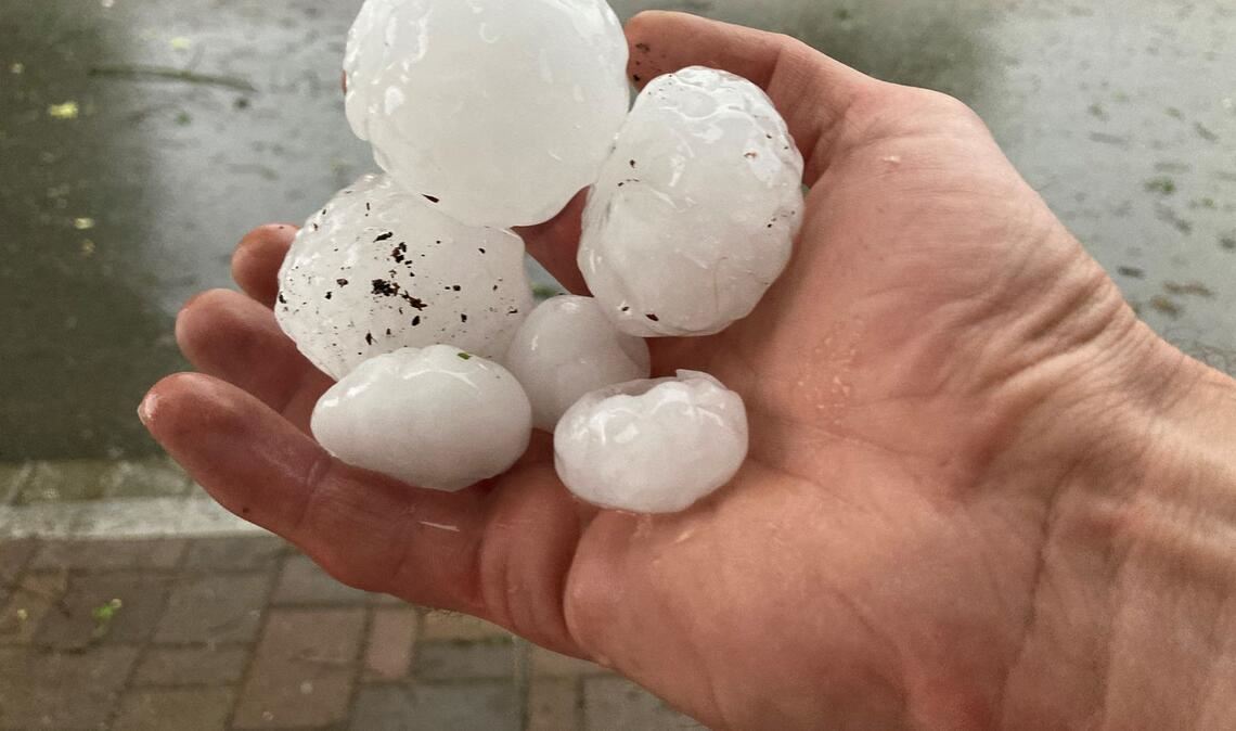 Je größer die Hagelkörner, desto größer die Gefahr. Hier Eisbälle, die im Juni 2023 in der oberbayerischen Ortschaft Valley niedergingen. (Archivbild)