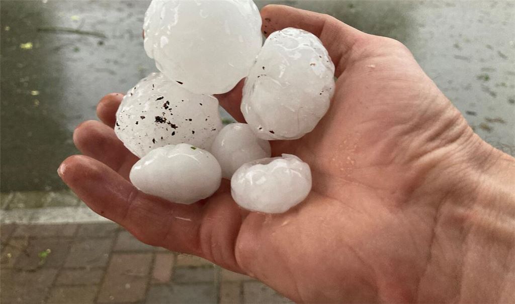 Je größer die Hagelkörner, desto größer die Gefahr. Hier Eisbälle, die im Juni 2023 in der oberbayerischen Ortschaft Valley niedergingen. (Archivbild)