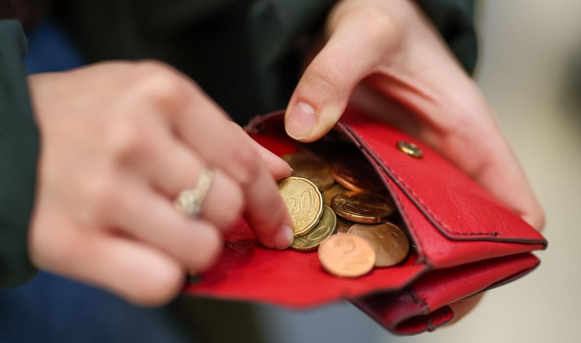 Je höher die Inflation, umso deutlich spüren die Menschen das im Geldbeutel. (Symbolbild)