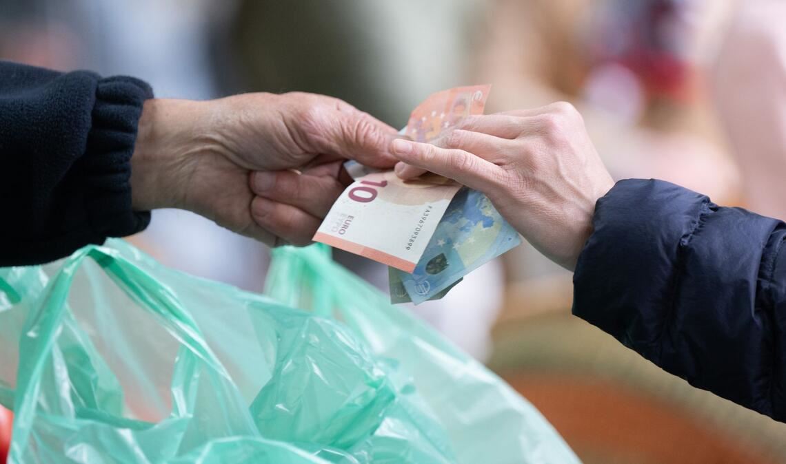 Höchststand im September: Inflation steigt auf 2,4 Prozent Je höher die Inflationsrate, umso weniger können sich die Menschen für einen Euro leisten. (Archivbild)