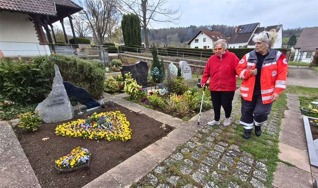 Jeanette Thiel-Görs begleitet ihre Passagierin auf den Friedhof. Foto: DRK
