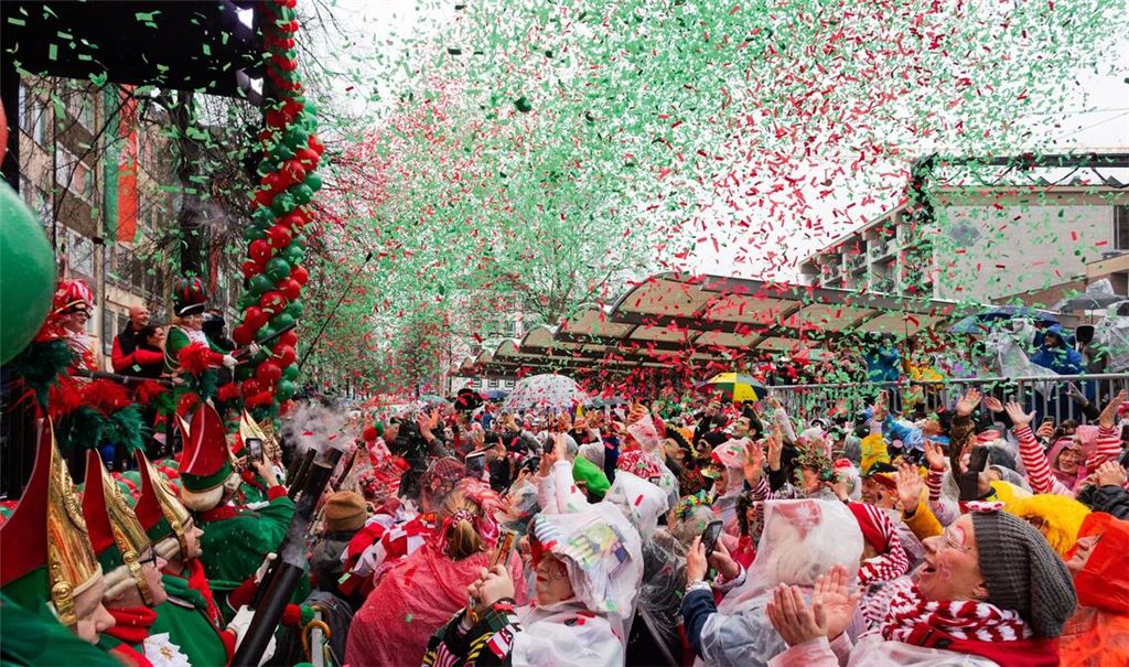 Jecken feiern auf dem Alter Markt in Köln Weiberfastnacht. Mit der Weiberfastnacht beginnt in den närrischen Hochburgen der Straßenkarneval.