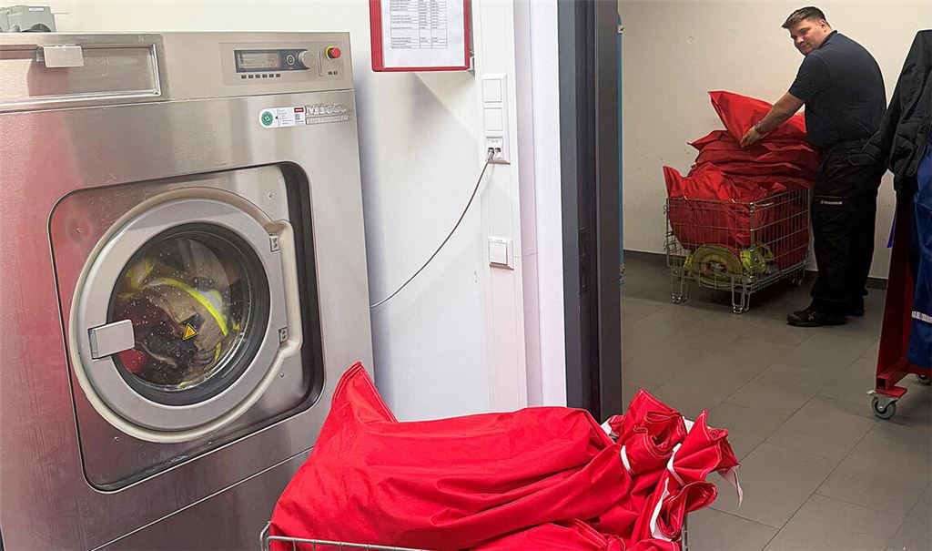 Jede Menge „Dreckwäsche“: Raffaele Tascillo befüllt die imposante Industriemaschine, die nach dem Großeinsatz in Lomersheim erst mal rund um die Uhr läuft. Fotos: Feuerwehr Mühlacker