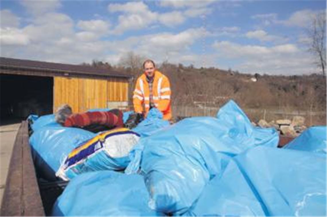 Jede Menge Müll unterm Sender: Bauhofleiter Stefan Lipps findet, dass sich die Bilanz der Putzete sehen lassen kann. Die vollen Container kommen auf die Deponie in Maulbronn. Foto: Disselhoff