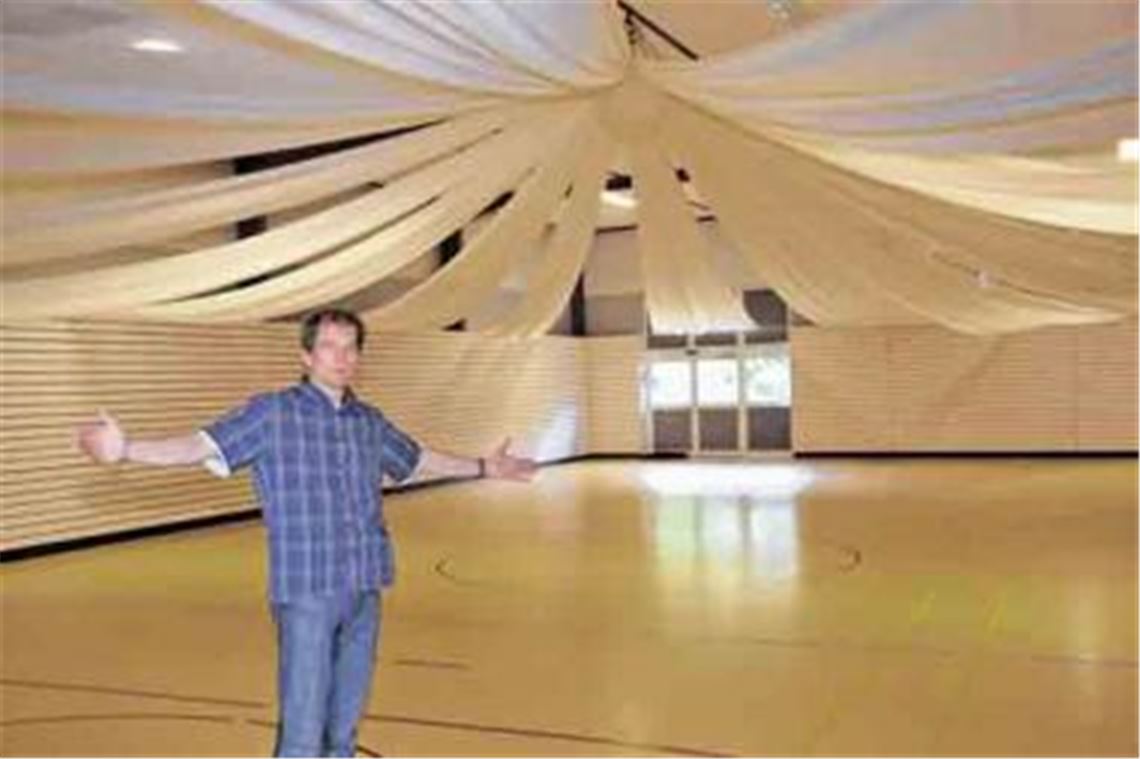 Jede Menge Platz: Johannes Schmechel, Vorsitzender der Christlichen Gemeinde in Dürrmenz, präsentiert einen Saal, der inzwischen auch für private Veranstaltungen vermietet wird.
Foto: Sadler