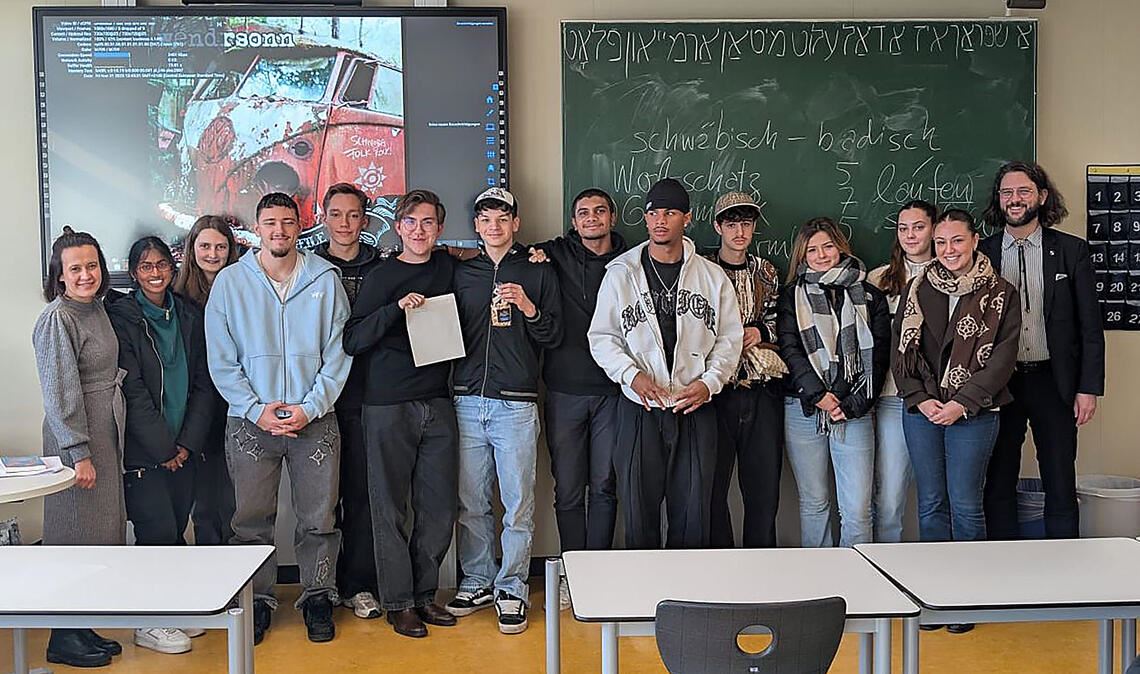Jede Menge Spaß am schwäbischen Dialekt haben die Berufsschülerinnen und -schüler bei einem Workshop mit dem Sprachwissenschaftler Johannes Kretschmann (re.). Foto: Enzkreis/Buschmann