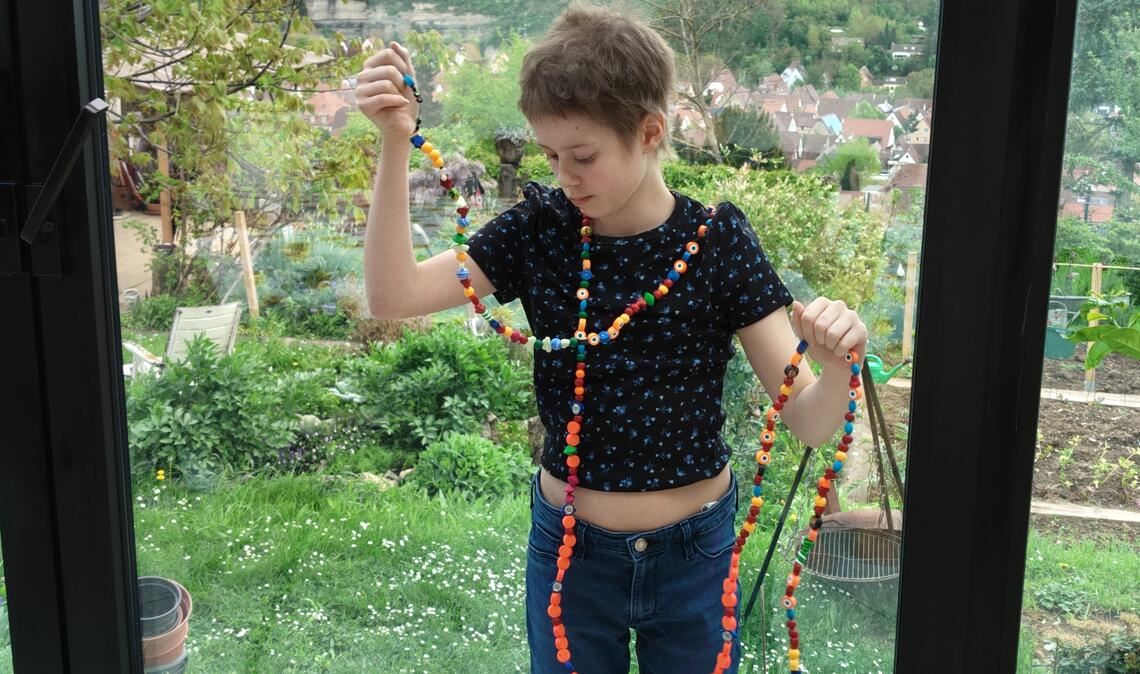 Jede Perle steht für einen wichtigen Schritt in der Krebstherapie: Franziska Boda aus Dürrmenz kämpft sich zurück ins Leben – und in die Schule. Foto: Deeg