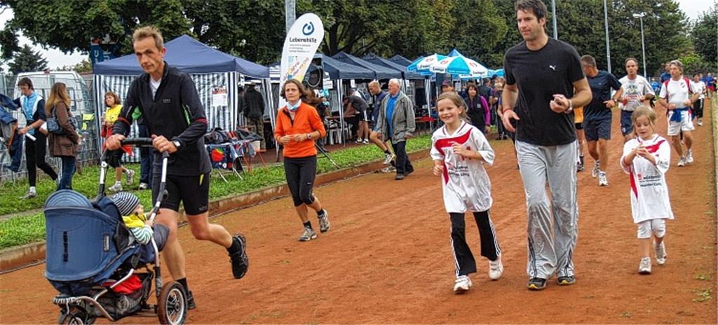 Jede Runde ein Gewinn: Den bequemsten Platz hat der kleine Jonas im Kinderwagen.