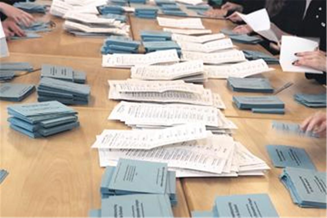 Jede Stimme zählt: Im Rathaus Mühlacker machen sich die Helfer an die Auswertung der Stimmzettel. Die Wahlbeteiligung in der Großen Kreisstadt liegt knapp unter dem Wert im Enzkreis. Foto: Sadler
