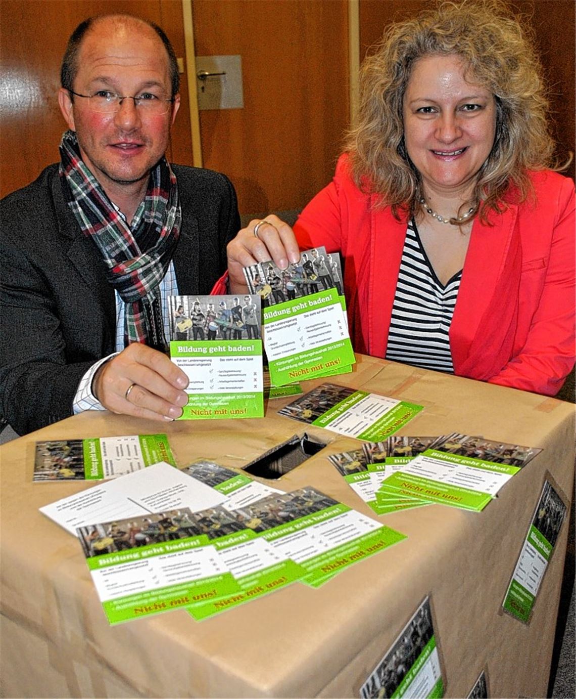Jede Stimme zählt: Tatjana Bross und Bruno Ziegler protestieren am Gymnasium mit einer Postkartenaktion gegen die Kürzung von Lehrerstunden. Foto: Stahlfeld
