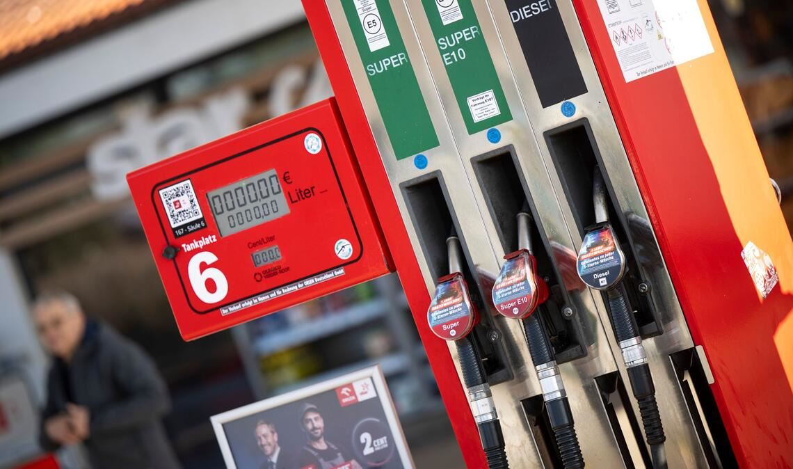 Jede fünfte Tankstelle verstößt gegen die 12-Uhr-Regel bei den Kraftstoffpreisen. (Archivbild)