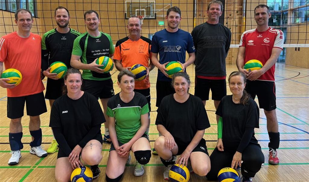 Jeden Montag motiviert am Ball: die Volleyballerinnen und Volleyballer des SV Diefenbach mit Trainer Gerd Pippel (re.).