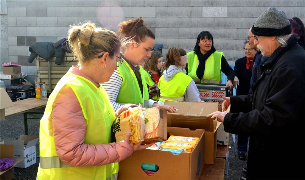 Jeder Handgriff sitzt: Die Spenden werden sortiert und entsprechend verpackt. Foto: Stahlfeld