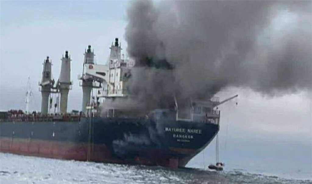 Jeder brennende Tanker in der Straße von Hormus lässt auch die Nervosität an den  Börsen steigen (hier das thailändische Frachtschiff „Mayuree Naree“ nach einem Angriff).