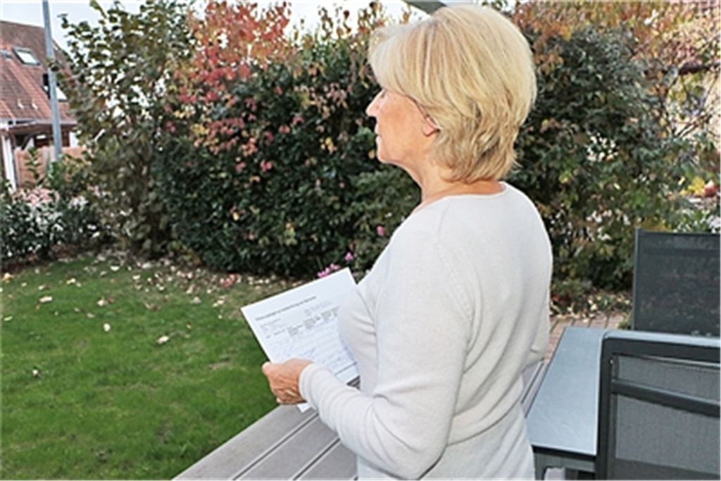 „Jeder riecht es, aber keiner sagt etwas“: Traude Rapp führt täglich Protokoll, wo und wann sie, unter anderem in ihrem Garten in der Danzinger Straße, den üblen Geruch bemerkt. Willimek