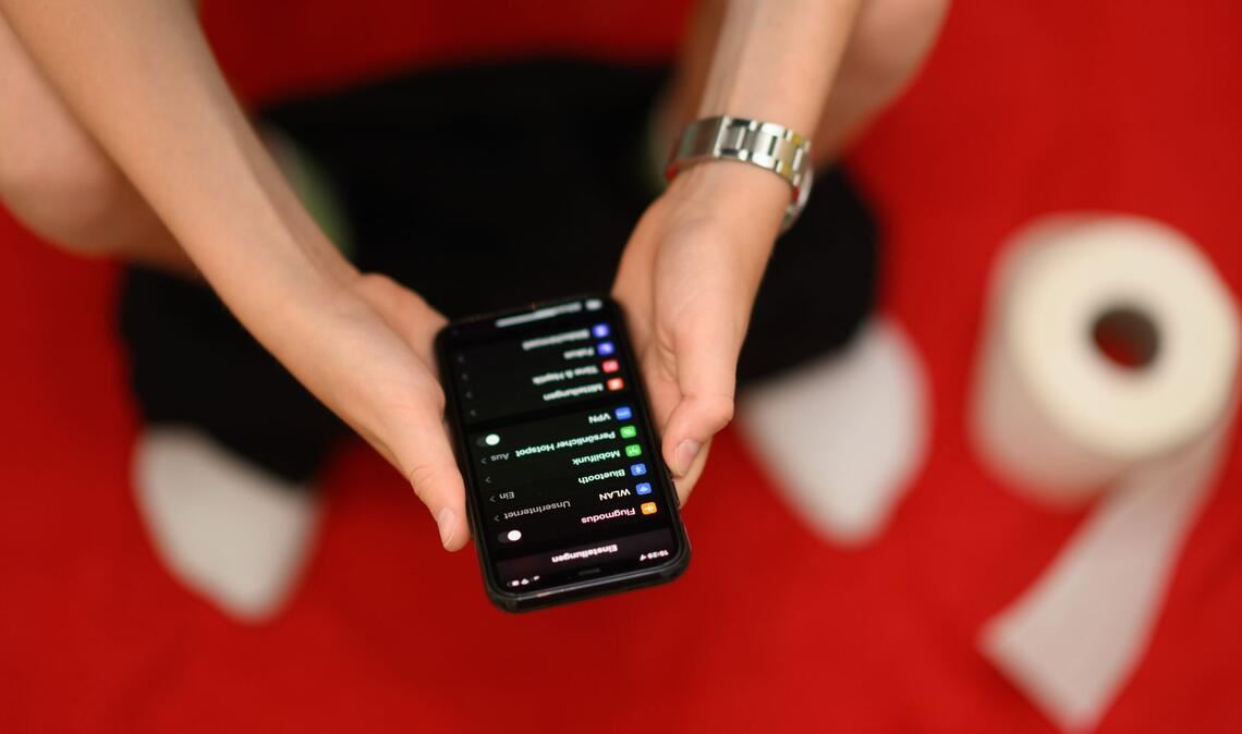 Mit dem Smartphone aufs Klo? Ein No-Go für den Po Jeder zehnte Befragte telefoniert gar auf dem Klo sitzend - und immerhin noch vier Prozent schauen, was sich in Dating-Apps so tut. (Archivbild)