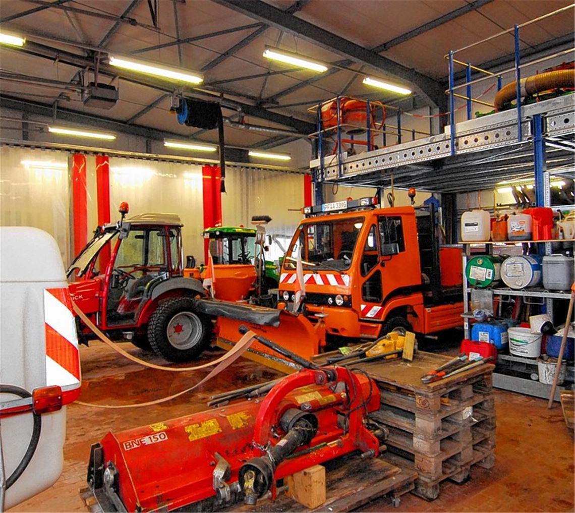 Jederzeit einsatzfähig müssen die Bauhoffahrzeuge sein, im Augenblick vor allem für den Winterdienst. Modernisierung ist beim Zweckverbandsbauhof deshalb angesagt. Hier ein Blick in die Fahrzeughalle auf dem Betriebsgelände in Göbrichen.Foto: Manfred Schott