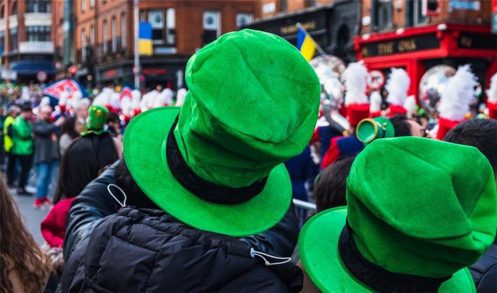 Jedes Jahr am 17. März wird der Saint Patrick's Day gefeiert. Alles Wichtige zum Ursprung und der Geschichte des grünen Feiertages im Überblick.
