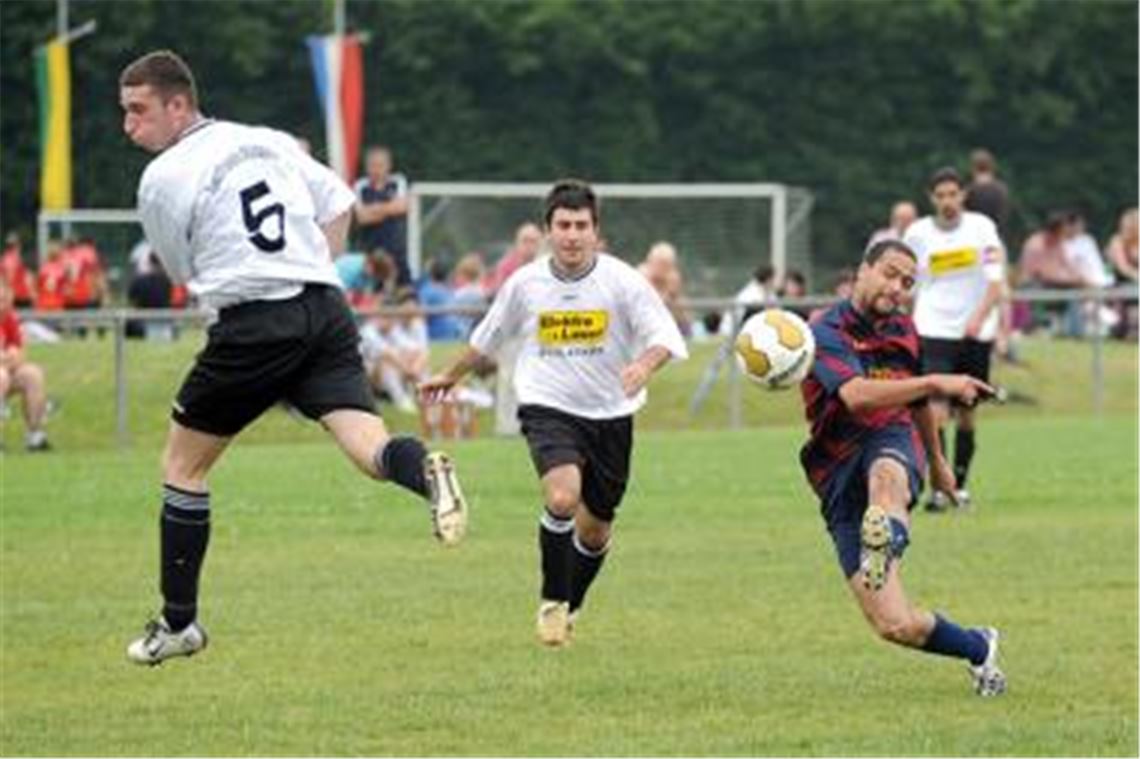 Jedes Jahr ein Wochenende voller Prestigeduelle. Hier nimmt der TSV Ötisheim (rot-blaue Trikots) beim Stadtturnier 2009 die Abwehr der Sportfreunde Mühlacker unter Beschuss.
Foto: Fotomoment