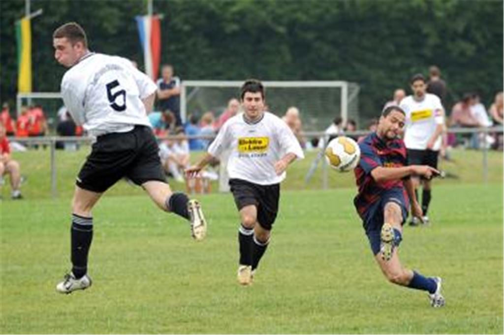 Jedes Jahr ein Wochenende voller Prestigeduelle. Hier nimmt der TSV Ötisheim (rot-blaue Trikots) beim Stadtturnier 2009 die Abwehr der Sportfreunde Mühlacker unter Beschuss.
Foto: Fotomoment