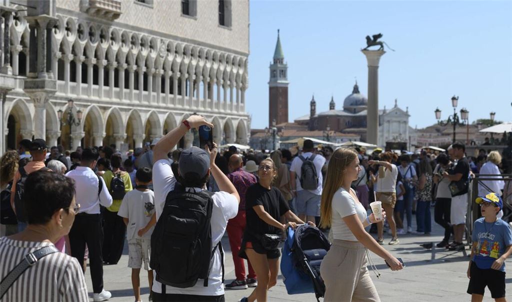 Jedes Jahr kommen massenhaft Touristen nach Venedig. (Archivbild)