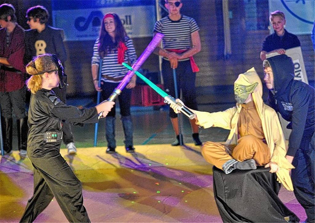 Jedi Yoda (re.) kreuzt mit Bösewicht Darth Vader die Klingen. Fotos: Stahlfeld