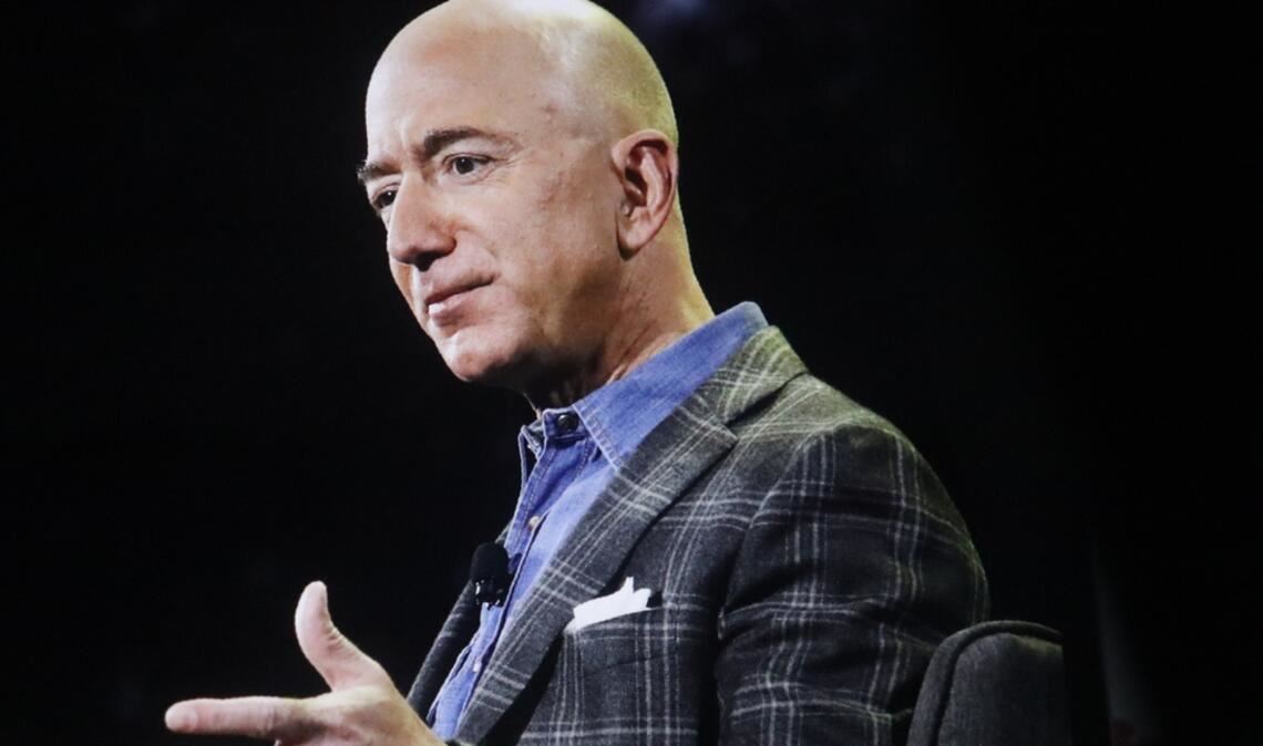 Jeff Bezos – Gründer von Amazon, bleibt unter den Top Vier der Superreichen.