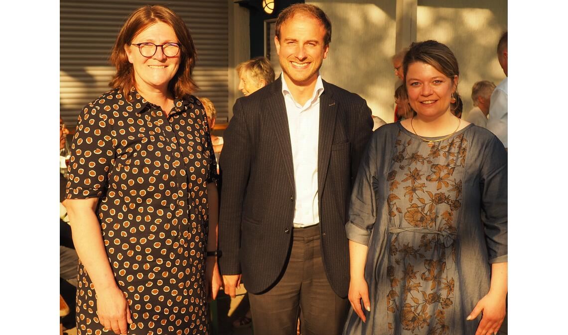 Die Edlen vom „starren Fels“ Jeff Klotz freut sich zusammen mit Antonia Walch (re.) und Andrea Garhöfer über die vielen Besucher bei der Vortragsveranstaltung „Die Herren von Sternenfels“. Foto: Müller